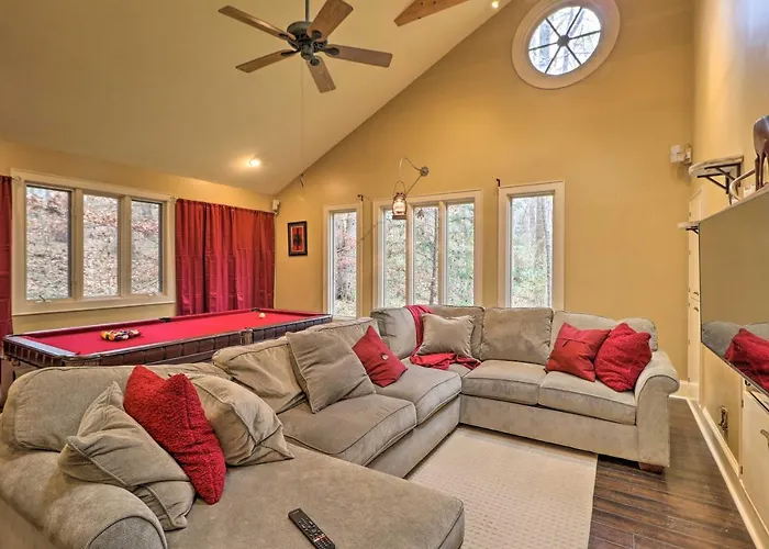 Cozy Conyers Cabin With Fireplace And Pool Table!